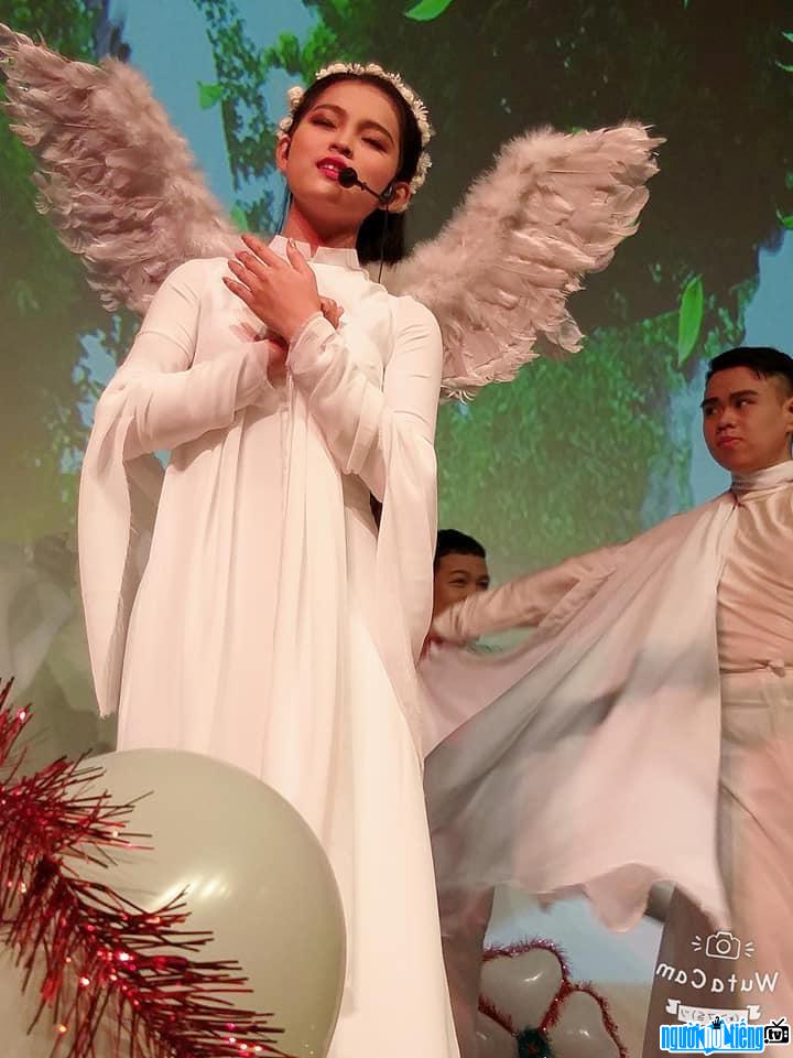  Tuyet Nhung burns with all her heart on stage