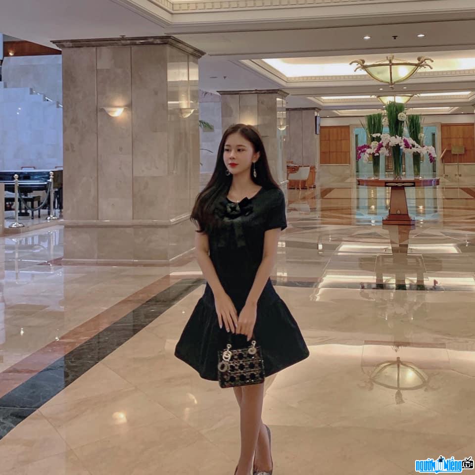 Kalli Nguyễn xinh đẹp sang chảnh với đầm đen