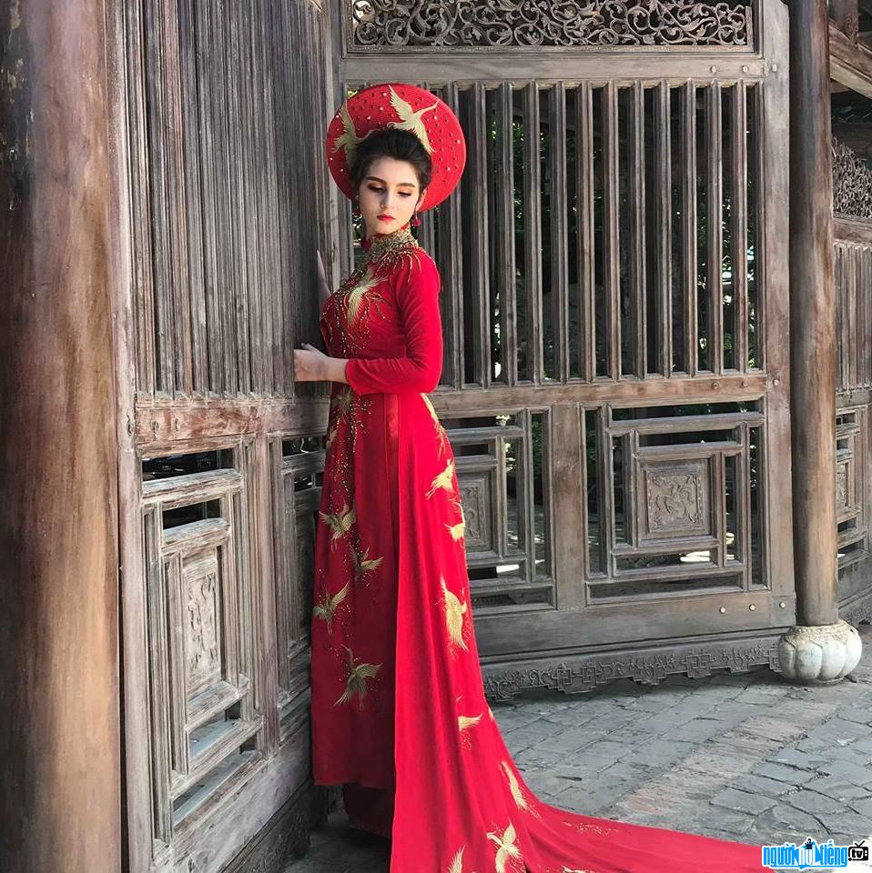 Hotgirl Ngọc Hằng xinh đẹp duyên dáng trong tà áo dài truyền thống