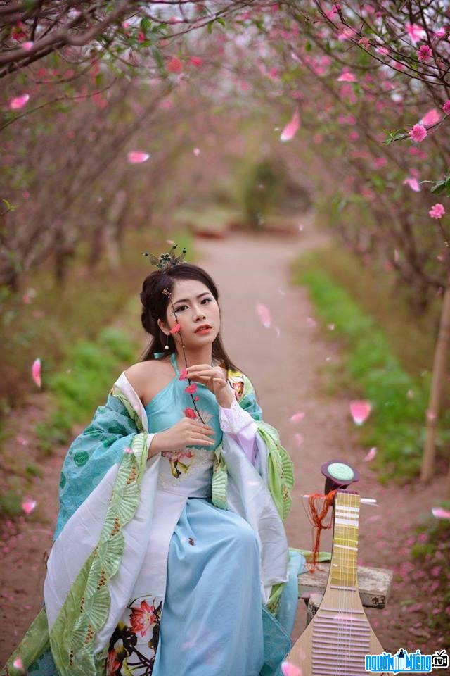  Tran Anh is beautiful in the middle of a peach garden