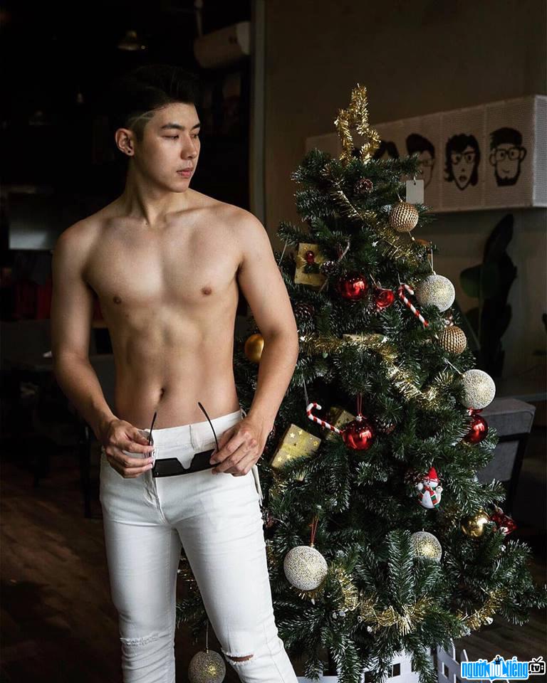  Trung Huy shows off a very attractive 6-pack standard body