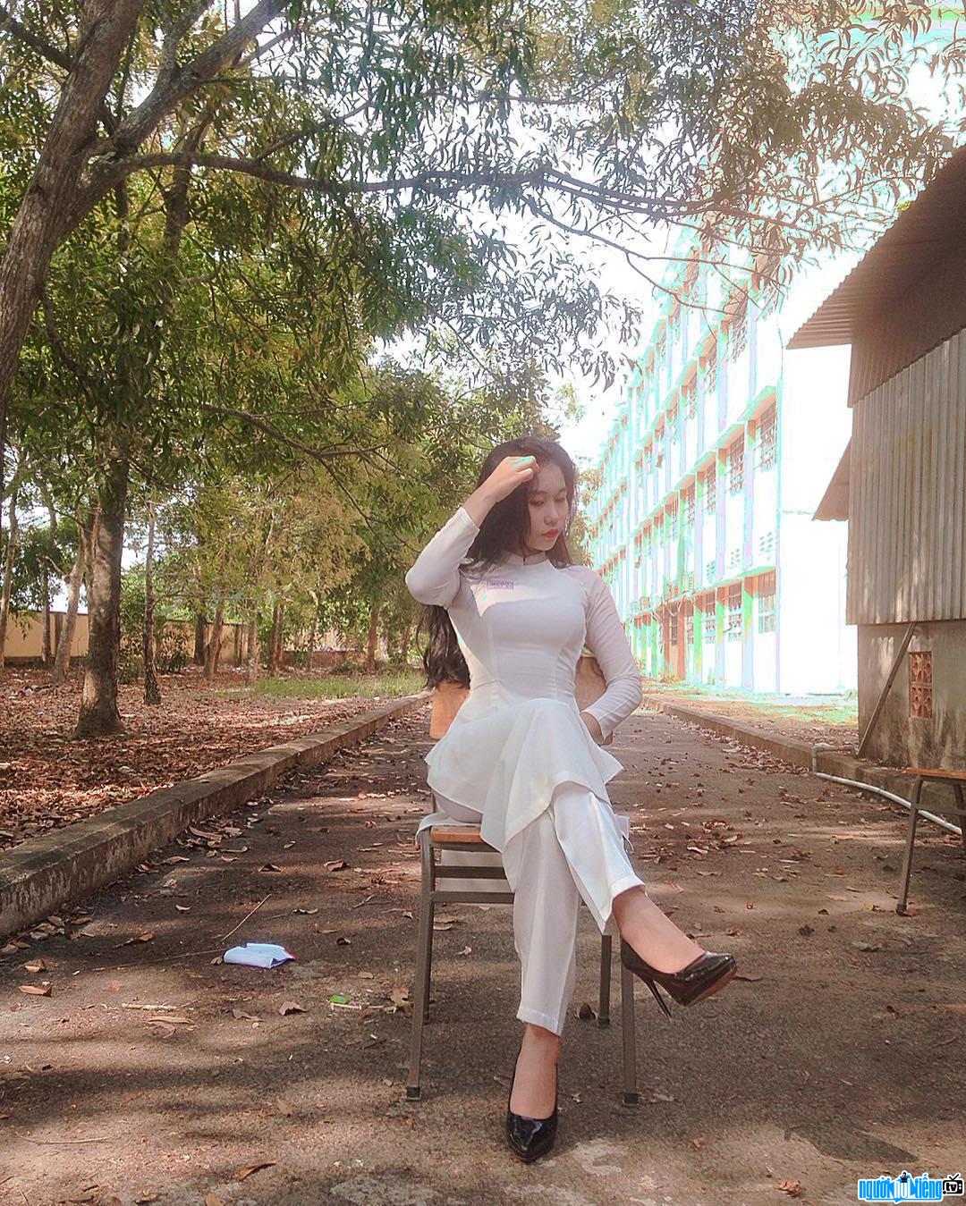  Kieu Diem shows off her figure with a white ao dai