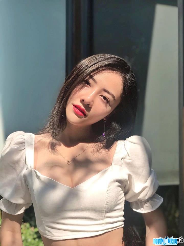 Luong Anh Ngoc is beautiful in the golden sun