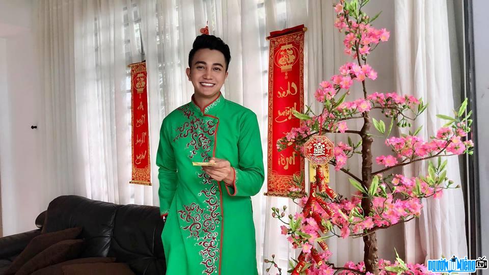  handsome Nguyen Bao in traditional clothes
