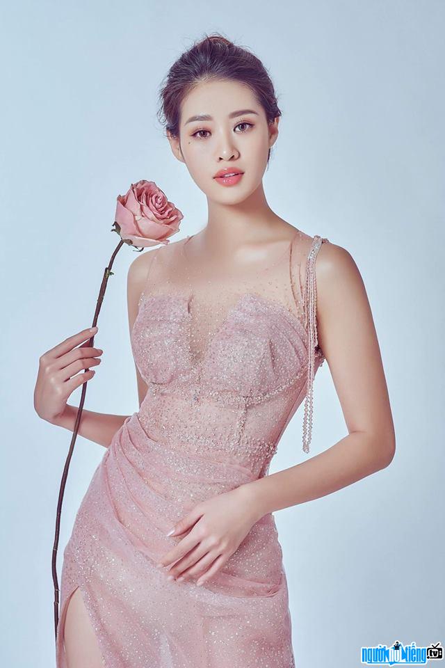 Khánh Vân xinh đẹp dịu dàng với đầm hồng