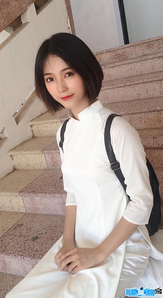  Bich Ngoc is beautiful and gentle in a white ao dai