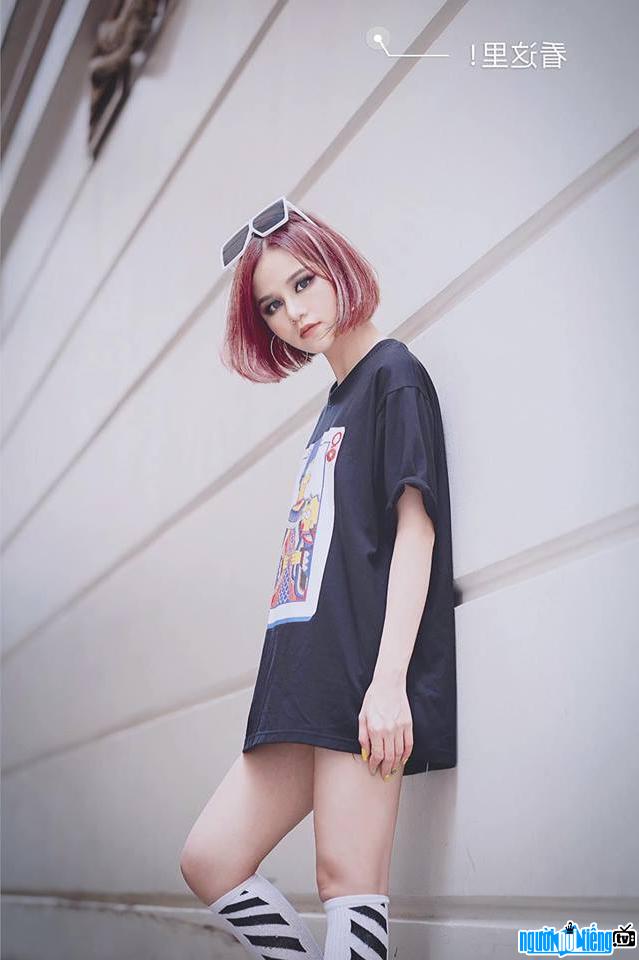  Hang Huong has a personality with short red dyed hair