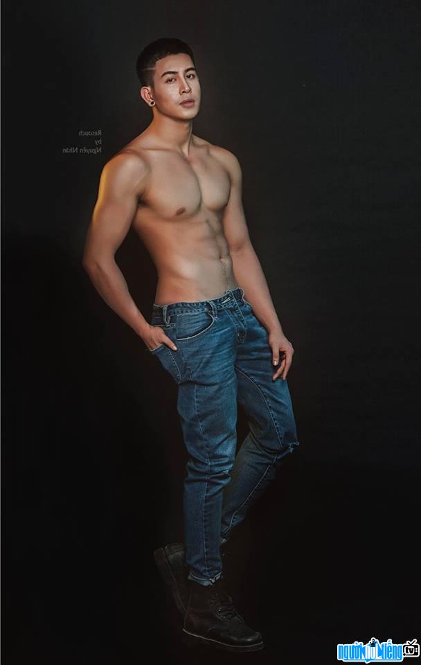  Model Dat Nguyen shows off her six-pack standard body
