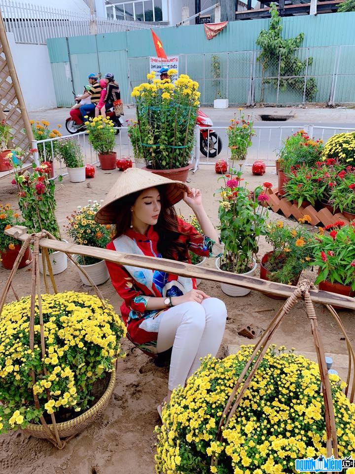  Yen Nhi shows off her beauty with chrysanthemum flowers