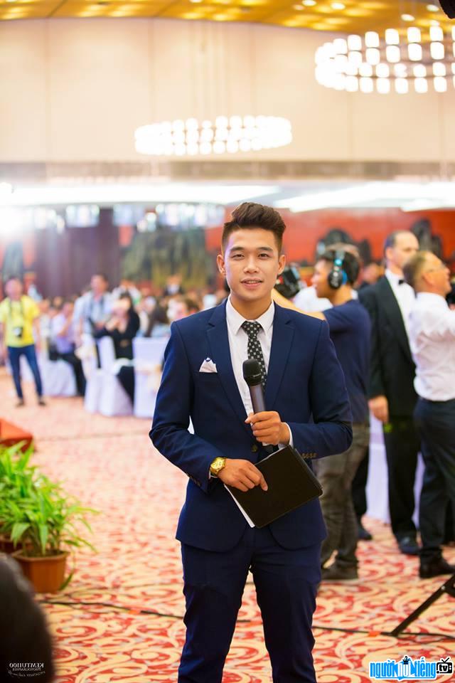  MC Hoang Thanh confidently hosts the program