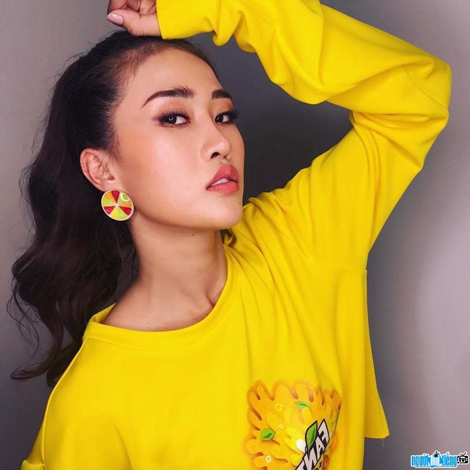  Beautiful Thu Ngan stands out with a yellow shirt
