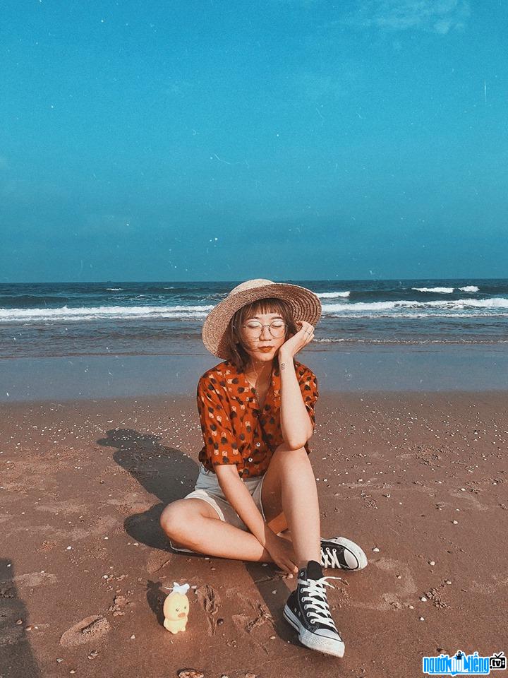  Picture of makeup artist Hanh Trang posing in front of the sea
