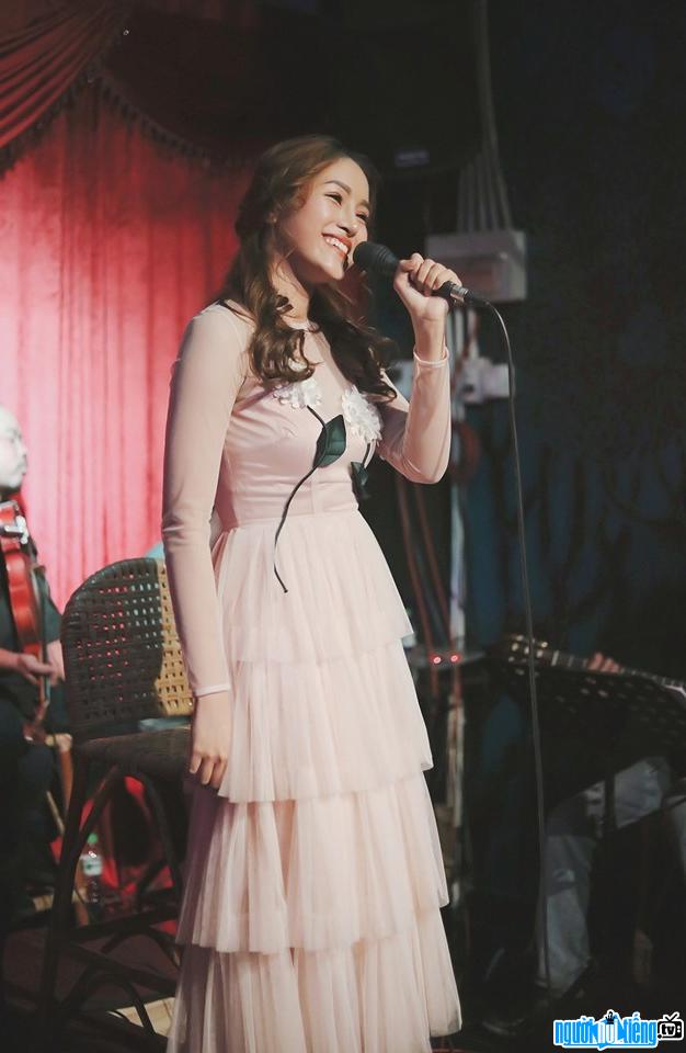  Singer Bich Tuyet is beautiful on stage