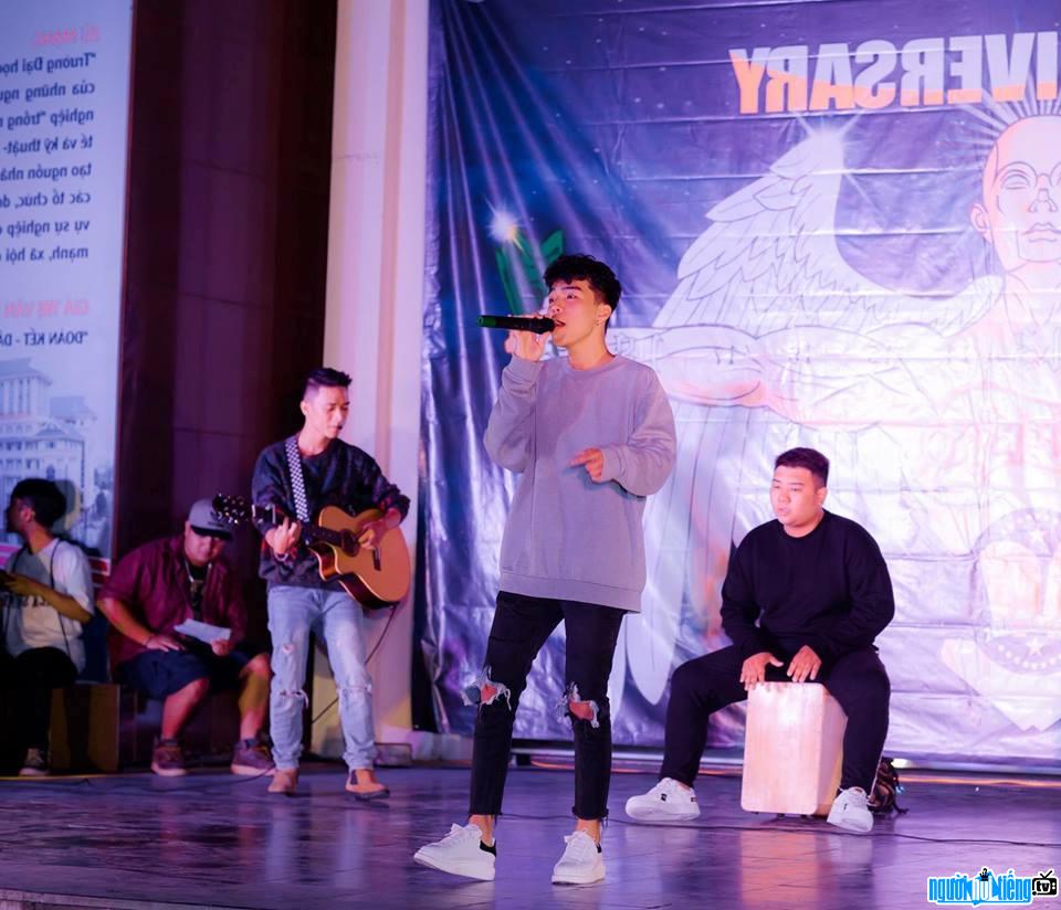  Hoang Thach confidently performing the song on stage