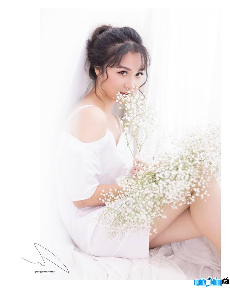  Beautiful and gentle Ha Vy with flowers