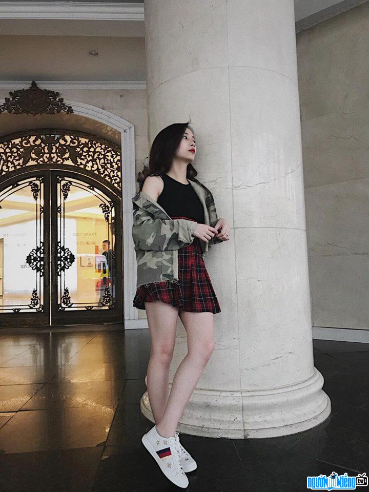  Thuy Linh shows off her long legs