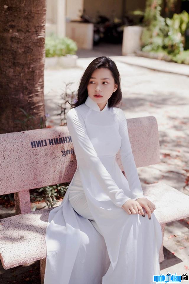  Pham Hien is beautiful and gentle in a white ao dai