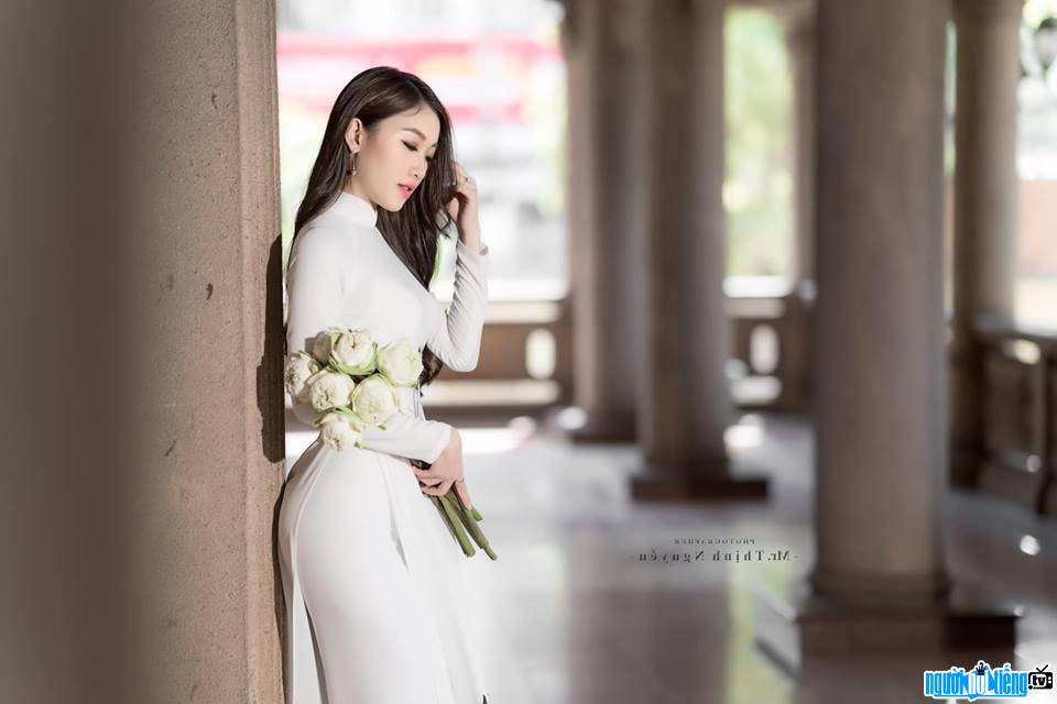  beautiful and tender Le Thu in a traditional long dress
