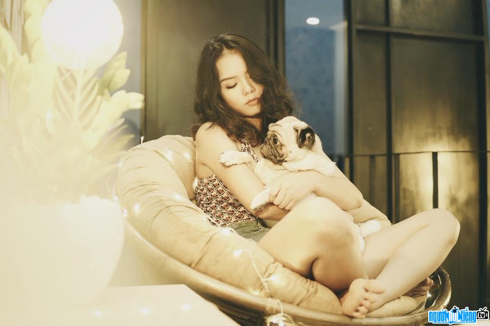  Lam Phuong is beautiful and gentle with her pet