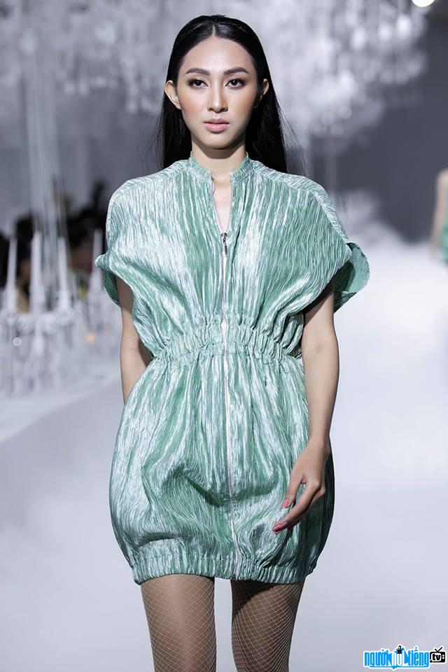  Thu Hien is cold on the catwalk