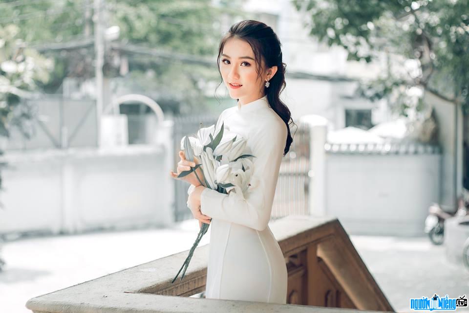 Quỳnh Nga xinh đẹp dịu dàng với áo dài trắng
