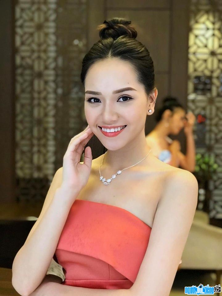  beautiful Thuy Duong showing off her sexy bare shoulders