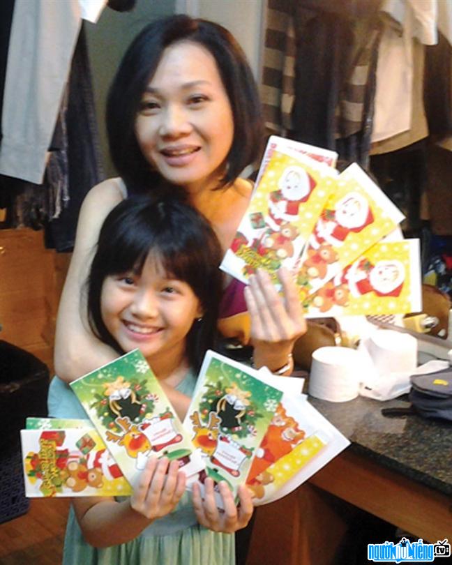 Bức ảnh diễn viên Hoàng Trinh bên con gái