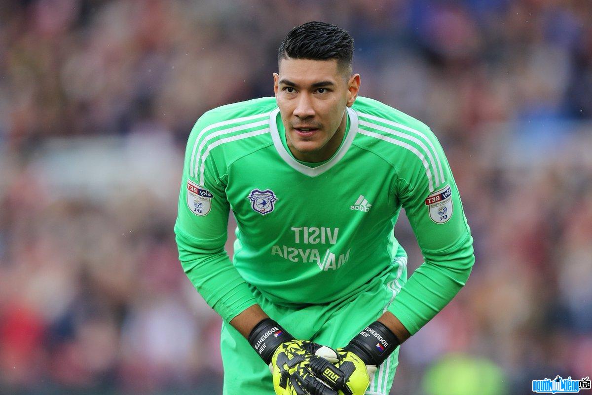 Hình ảnh thủ môn Neil Etheridge đang thi đấu trên sân cỏ