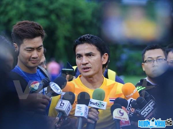 Hình ảnh mới về HLV bóng đá Kiatisak Senamuan