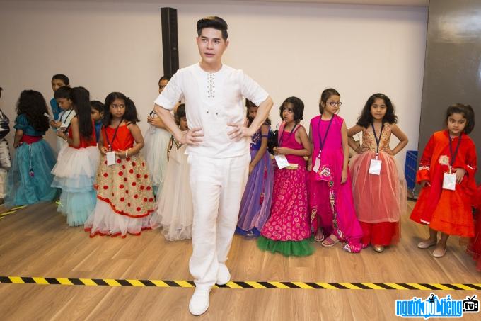  Hung Phuc with child models present at a show