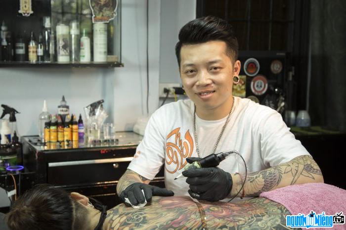  Lam Van Viet holds the same unique tattoo to help him receive an award in his hand