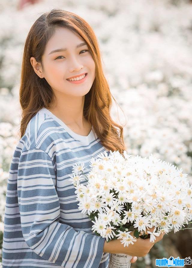  Image of beautiful hot girl Cu Thi Tra in the chrysanthemum garden