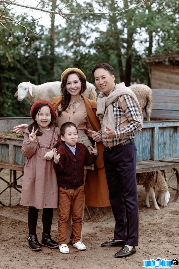  Picture of MC My Lan happily with her husband and two children