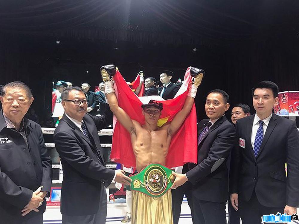 Hình ảnh VĐV Trần Văn Thảo nhận tấm đai WBC Châu Á