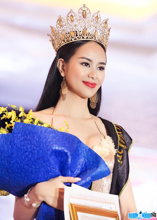 Beautiful image of Sella Truong receiving the Miss Cinema 2016 award