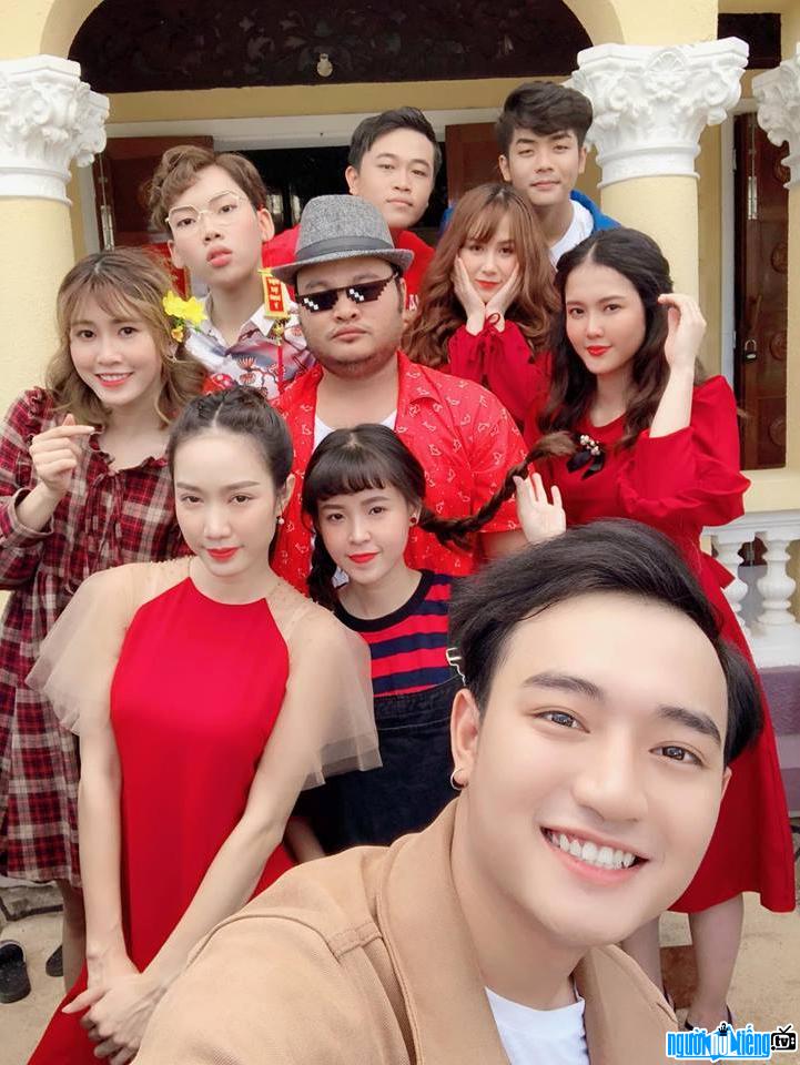 Bức ảnh diễn viên Thông Nguyễn và các thành viên của FAPTV
