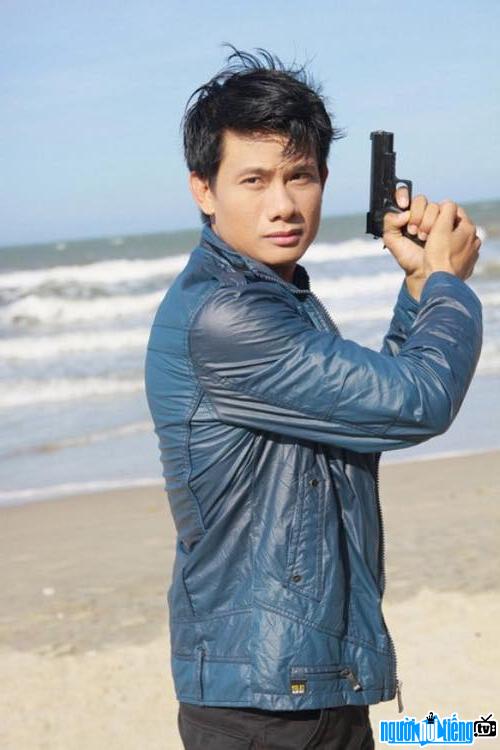 A picture of actor Vo Thanh Tam in the role of a policeman