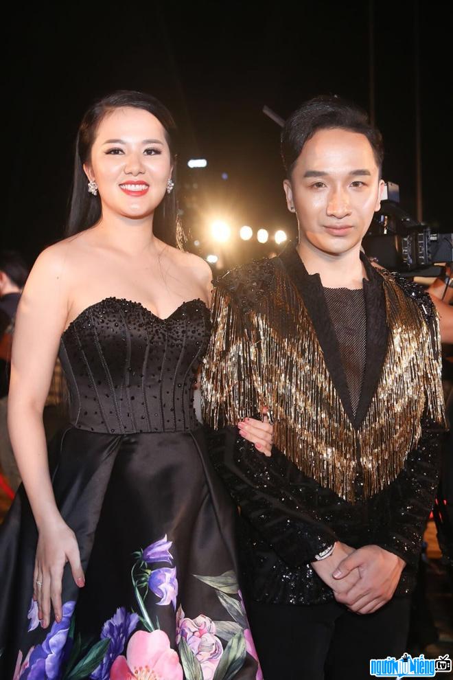 Picture of singer Pham Thuy Dung and violinist Hoang Rob