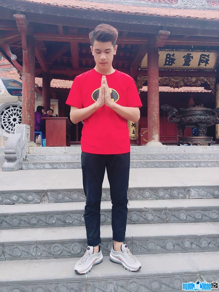  Picture of Ha Duc Hung going to the temple