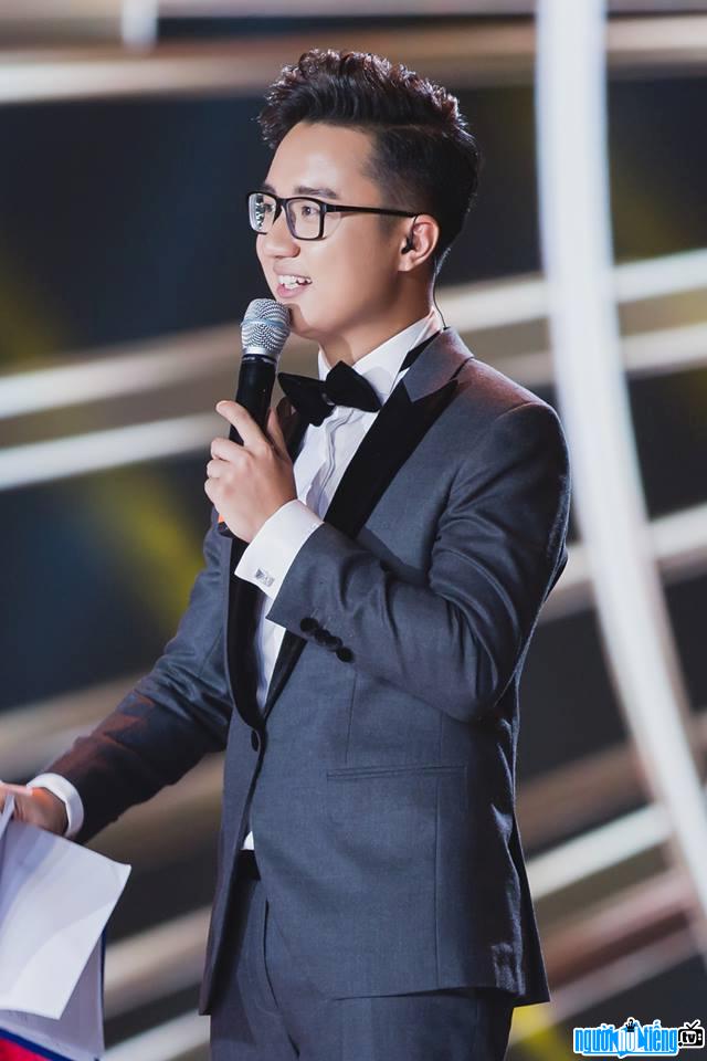  Picture of MC Duong Son Lam on television