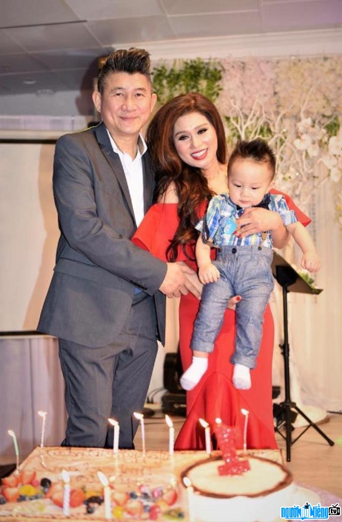 A photo of actor Ho Xuan Dao happily with his husband and son