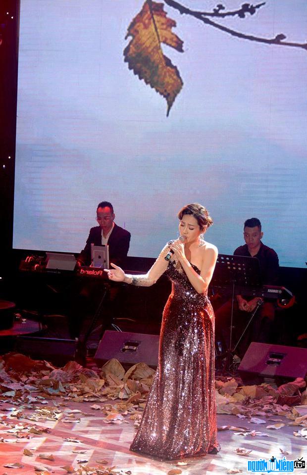 Hình ảnh ca sĩ Minh Thu đang biểu diễn trên sân khấu