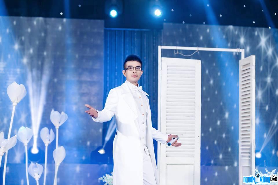 Hình ảnh ca sĩ Vương Bảo Tuấn trên sân khấu
