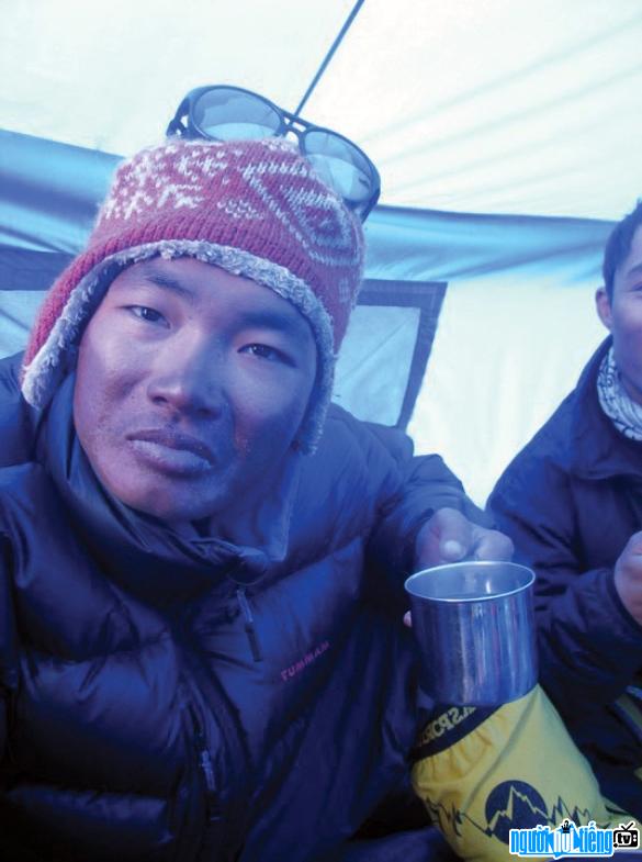 Phan Thanh Nhien's image with a black face when participating in conquering Everest