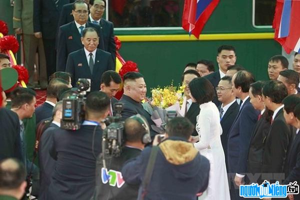 Thu Uyen wearing a white Ao Dai giving flowers to President Kim-Jong-Un