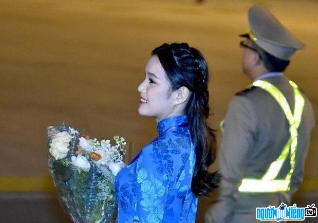Phương Linh mặc áo dài màu xanh dương trao hoa cho tổng thống Mỹ Donal Trump
