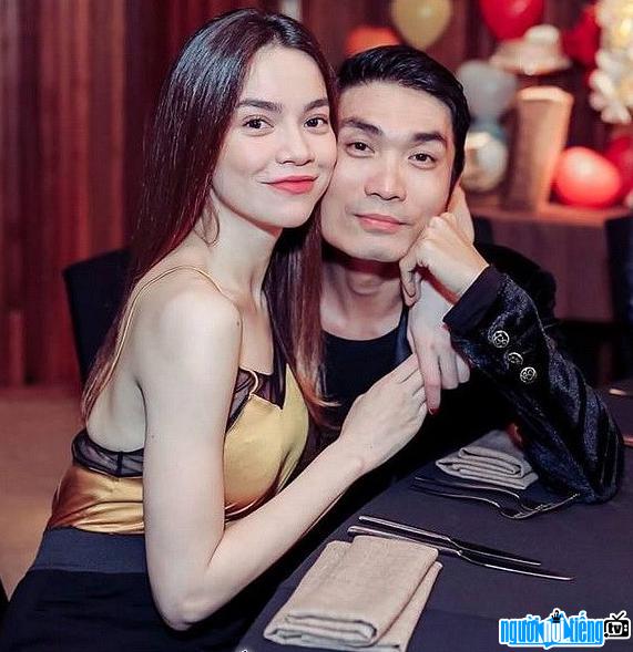  Nguyen Hung took a photo with singer Ho Ngoc Ha