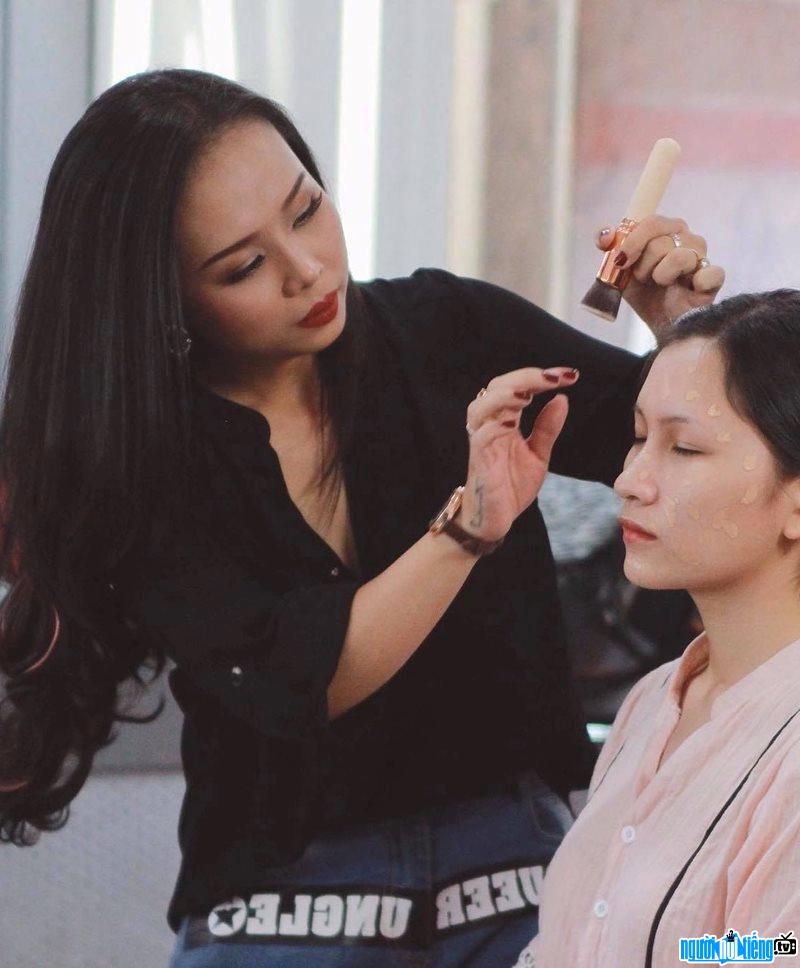 Nhí Lê tỉ mỉ makeup cho người mẫu