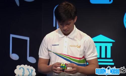  Xuan Phuong shows how to rotate the rubik in just 10 seconds