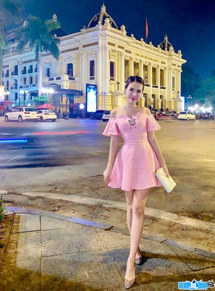  Phuong Uyen gentle and graceful in pink dress